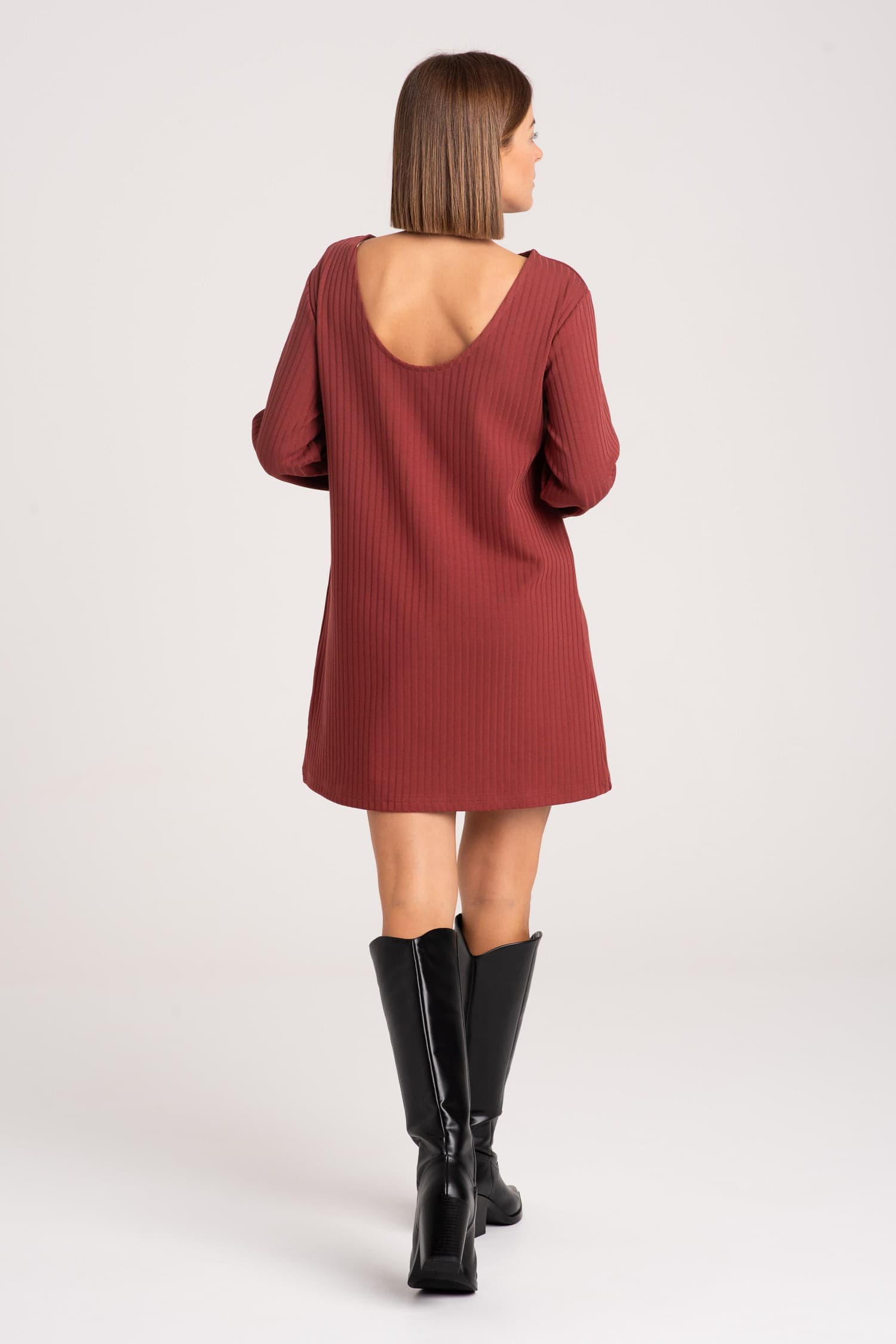 Sukienka z prążkowanej dzianiny Ella w kolorze marsala - zdjęcie 4