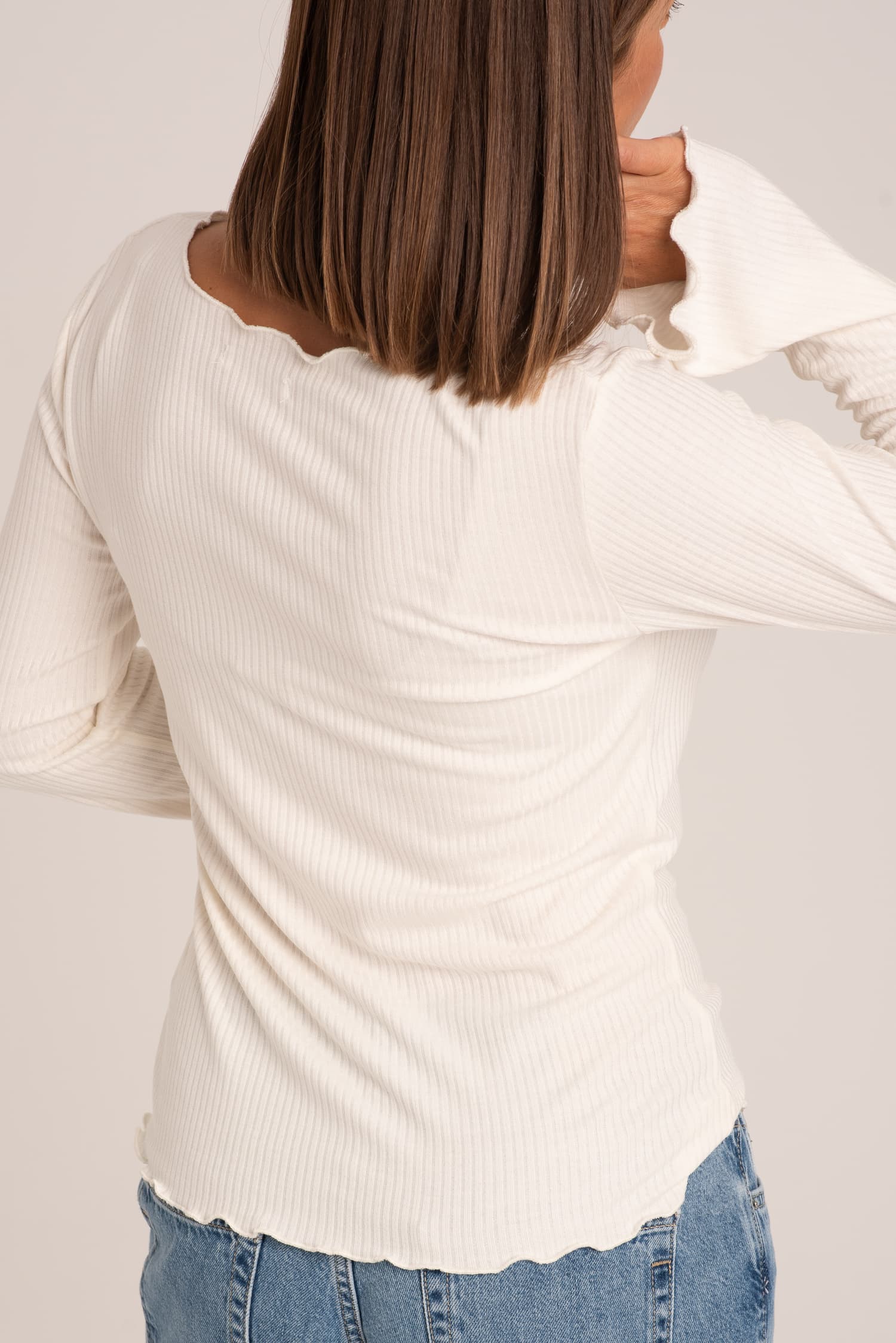 Biały longsleeve Julie z prążkowanej dzianiny - zdjęcie 5