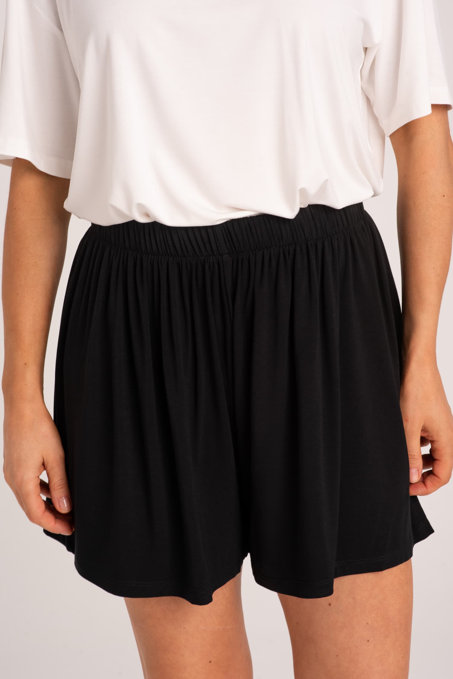 Czarne spodenki bambusowe Nina - zdjęcie 4