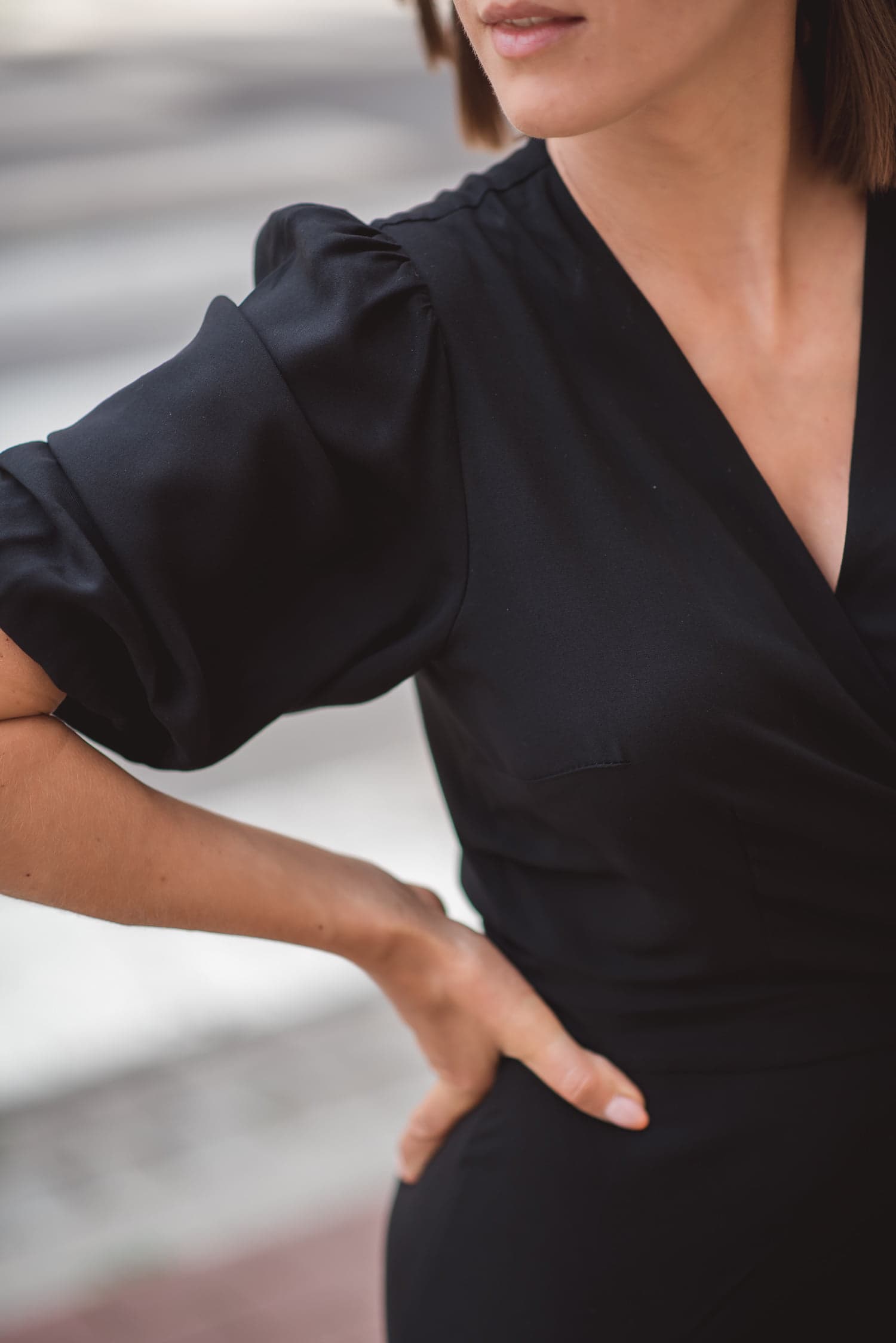 Sukienka kopertowa Kamili - czarna - zdjęcie 7