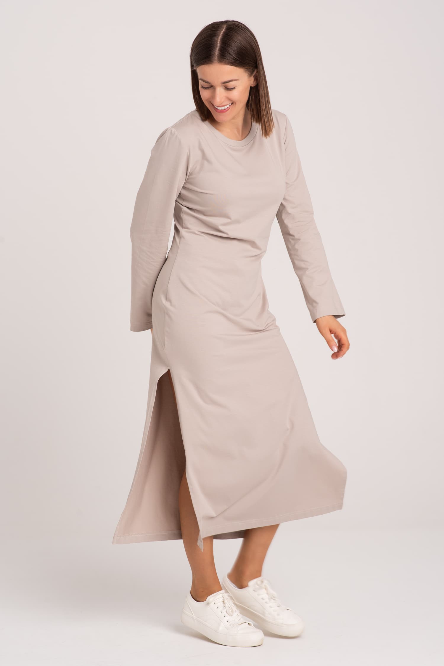 Długa sukienka t-shirtowa z rozcięciem AVERY - zdjęcie 14