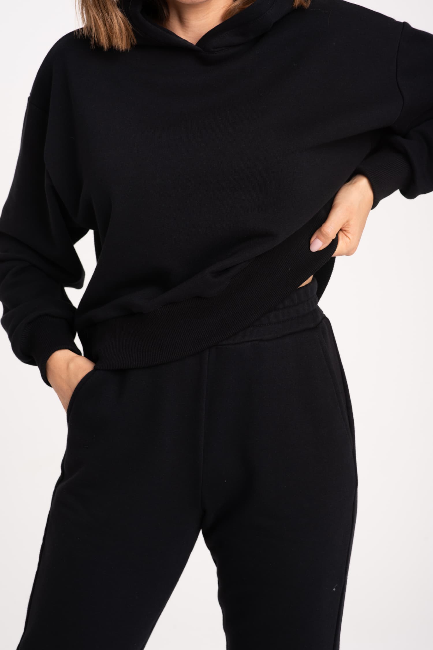 Komplet: czarne spodnie dresowe z wysokim stanem + bluza z kapturem - zdjęcie 7