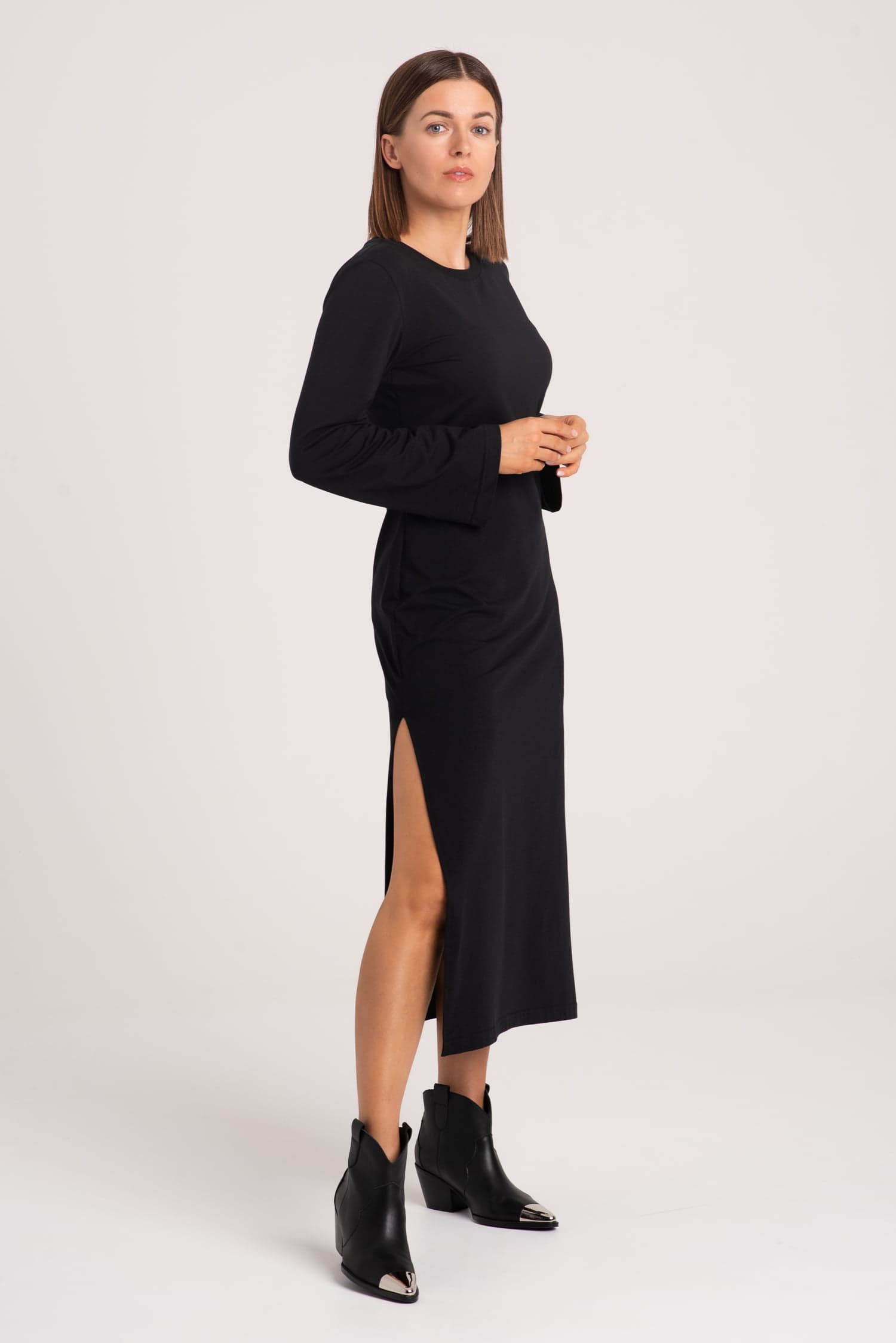 Czarna długa sukienka t-shirtowa z rozcięciem AVERY