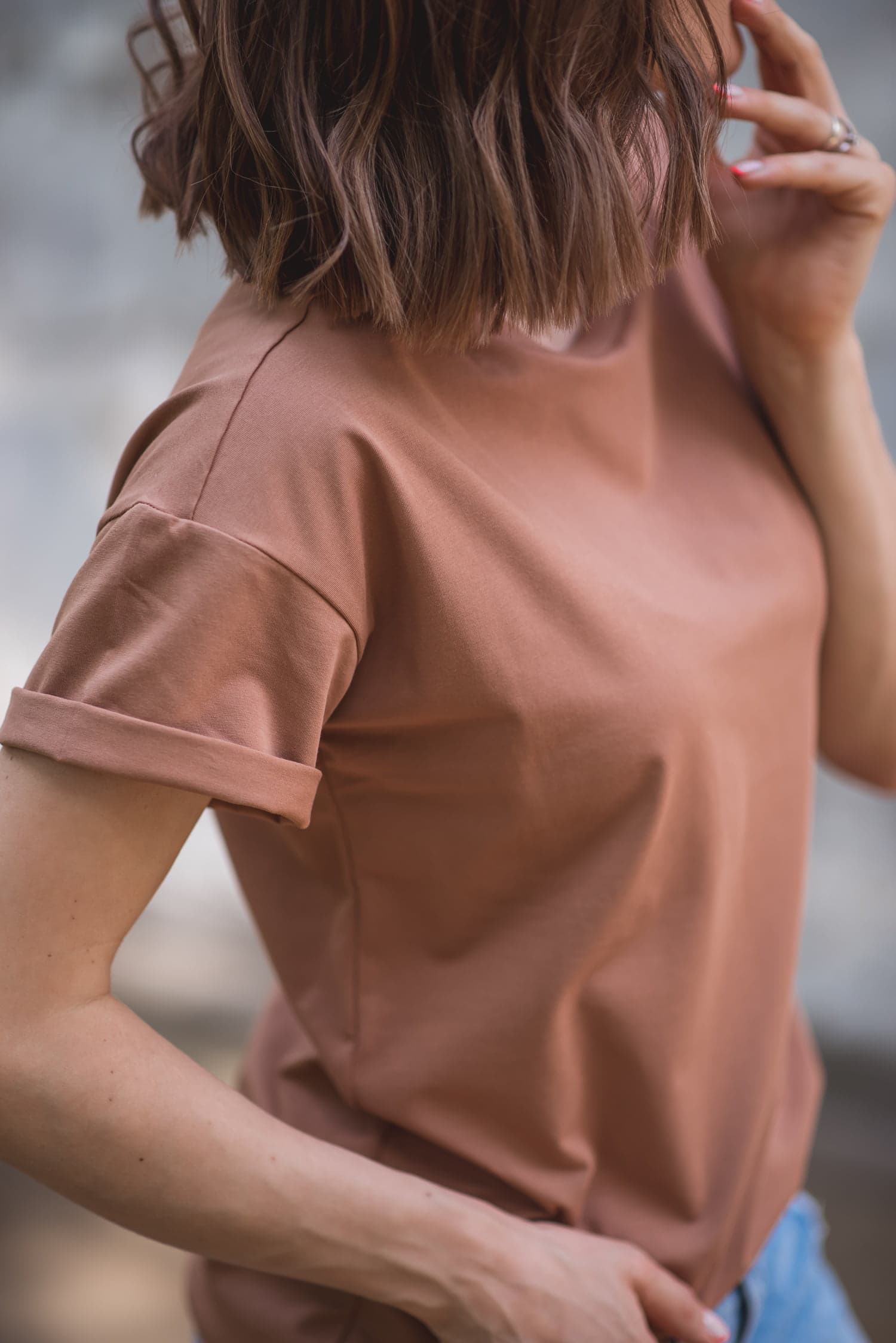 T-shirt klasyczny BASIC – brąz - zdjęcie 3