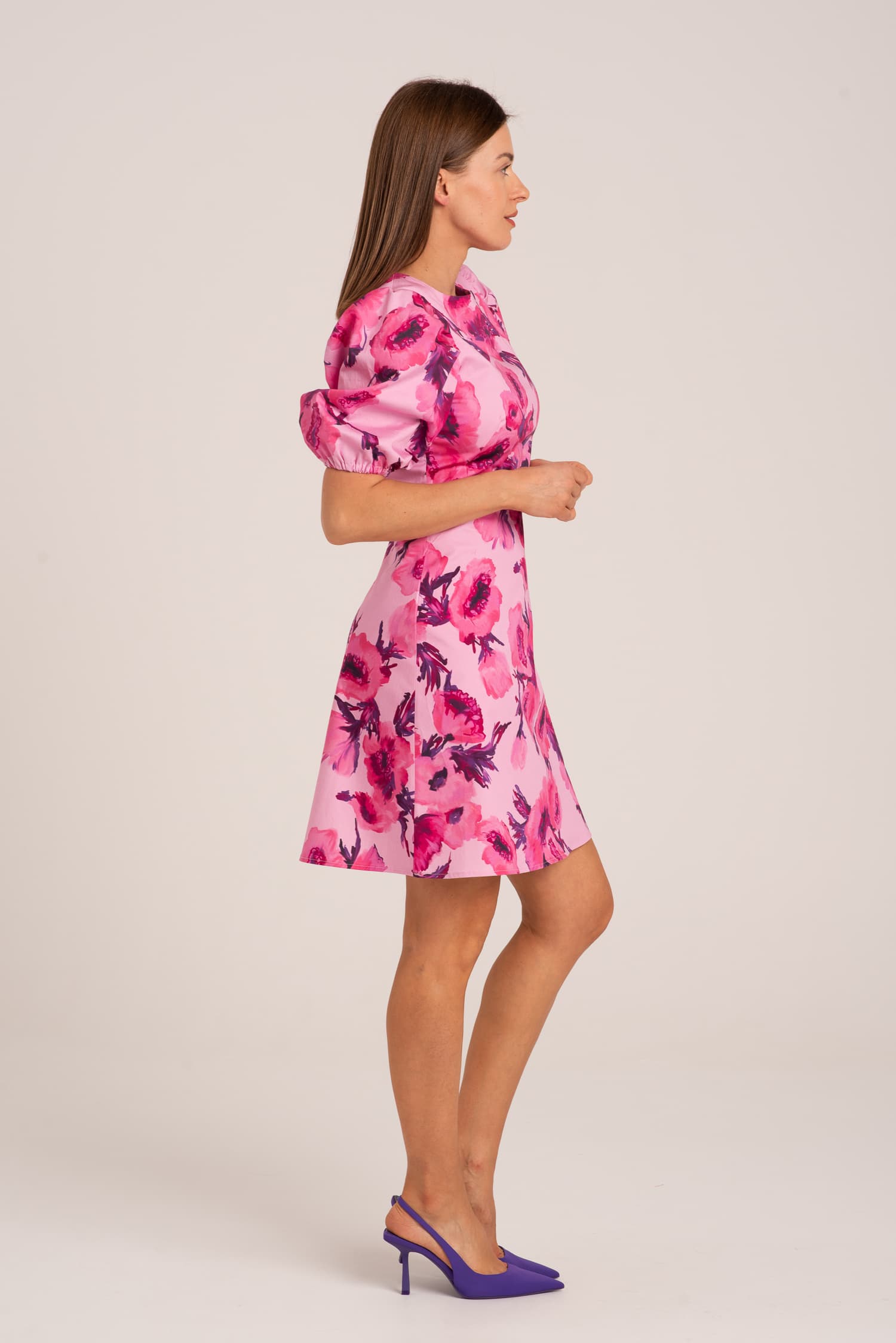 Bawełniana sukienka w duże różowe kwiaty Everly - zdjęcie 4