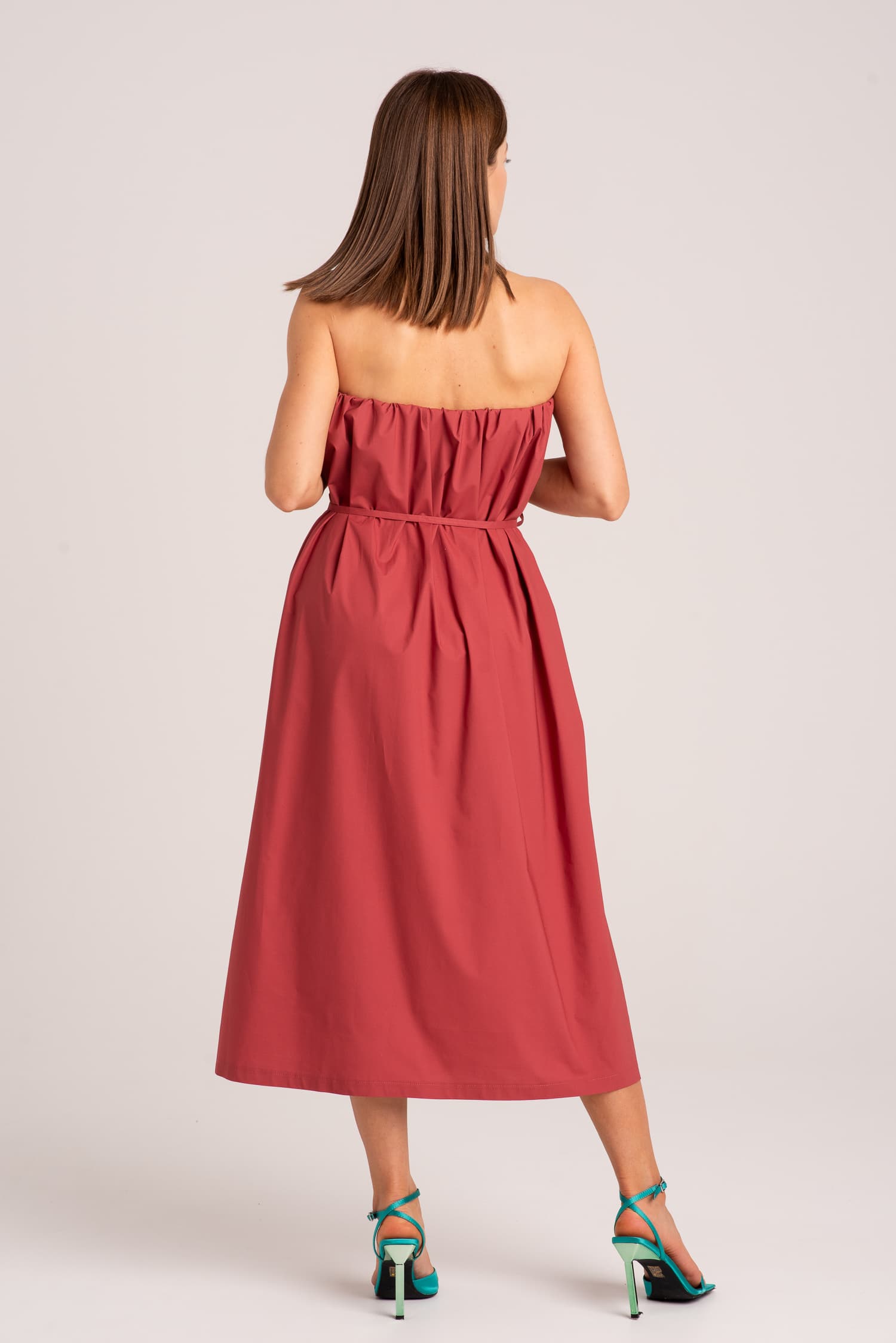 Ceglasta sukienka z odkrytymi ramionami Meave - widok 2