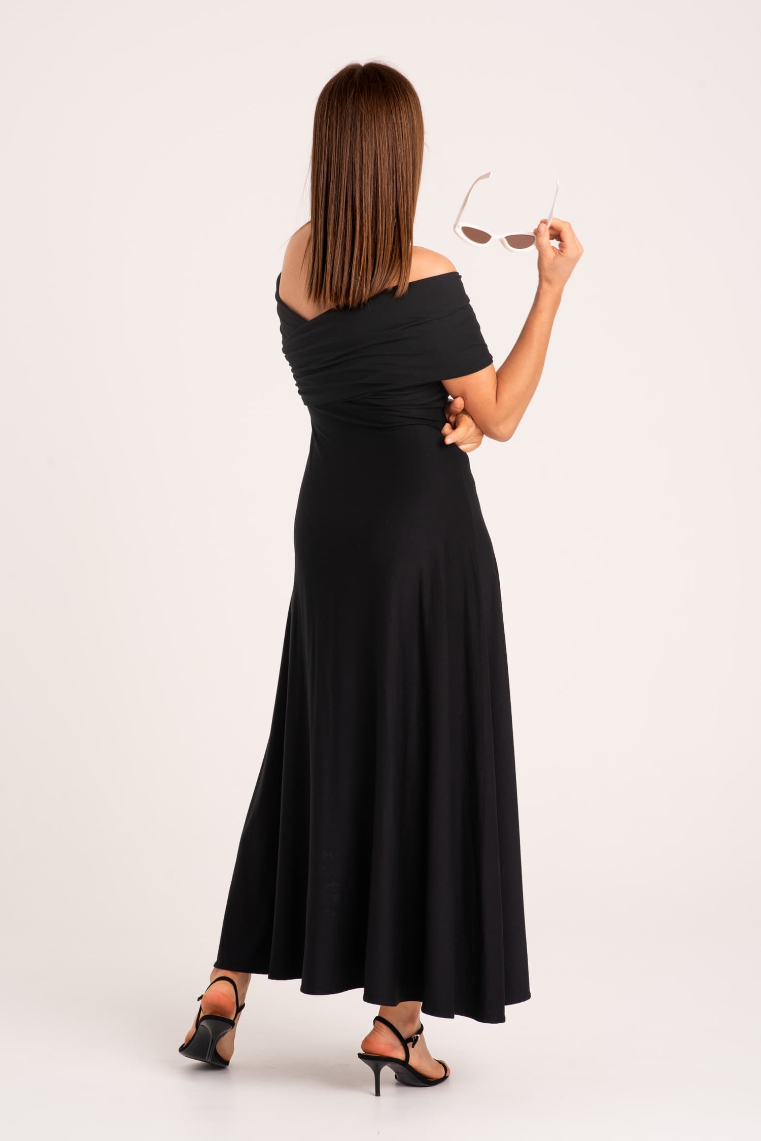 Czarna sukienka z odkrytymi ramionami UMA - zdjęcie 7