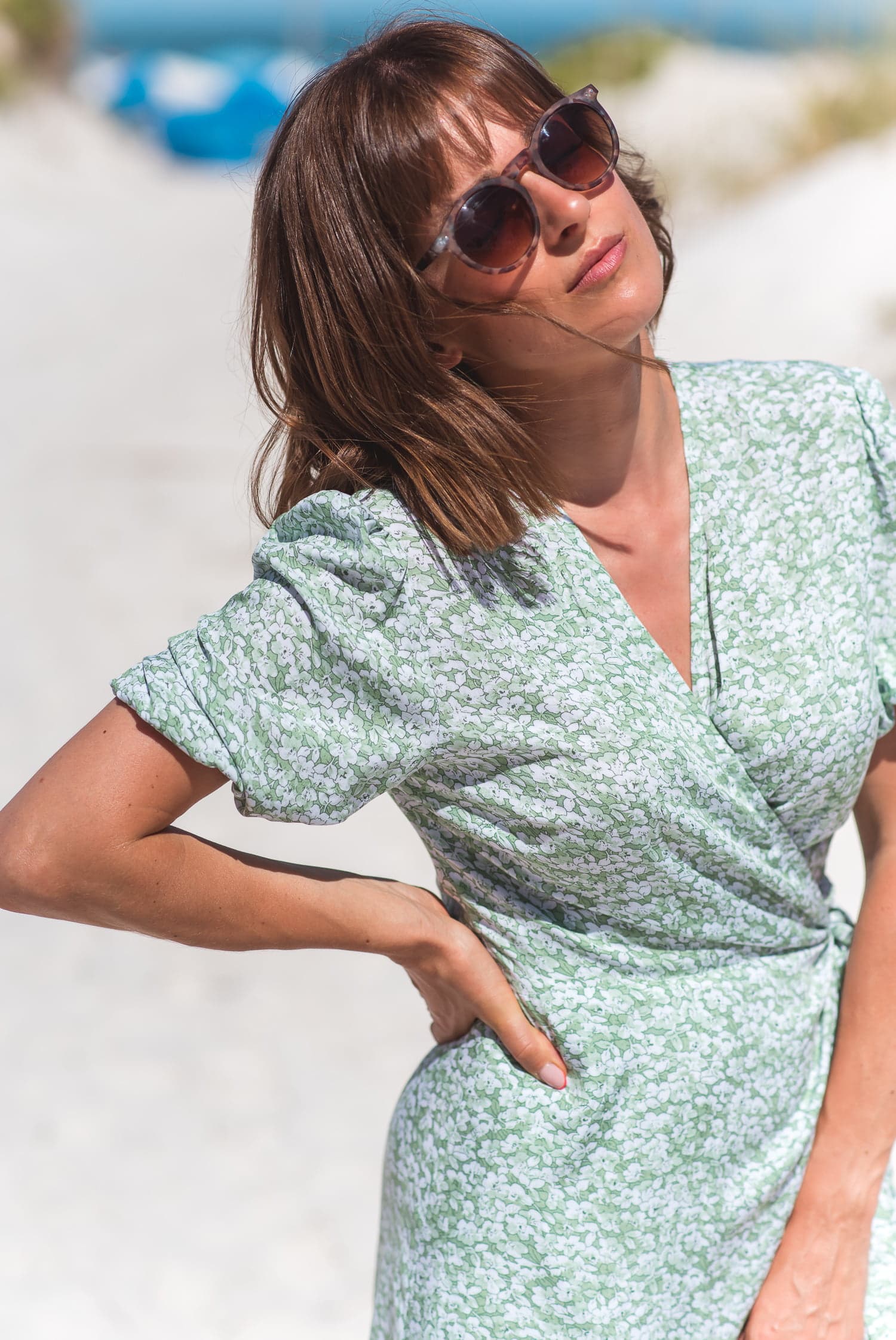 Sukienka kopertowa LOVE lato – kwiaty na zielonym - zdjęcie 5