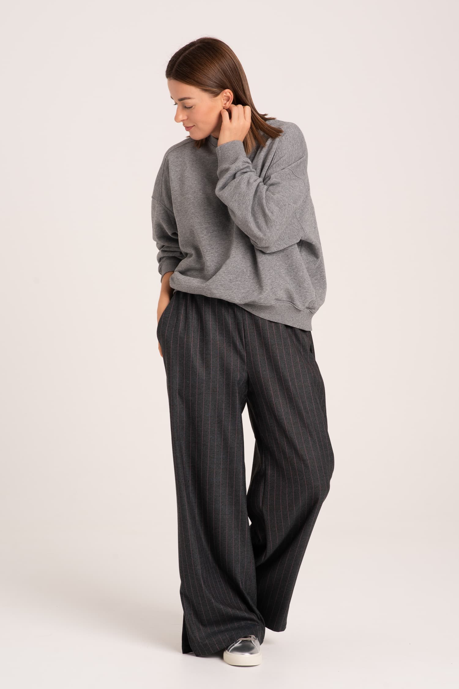 Grafitowe spodnie w paski z rozcięciem na nogawce Mia - zdjęcie 10