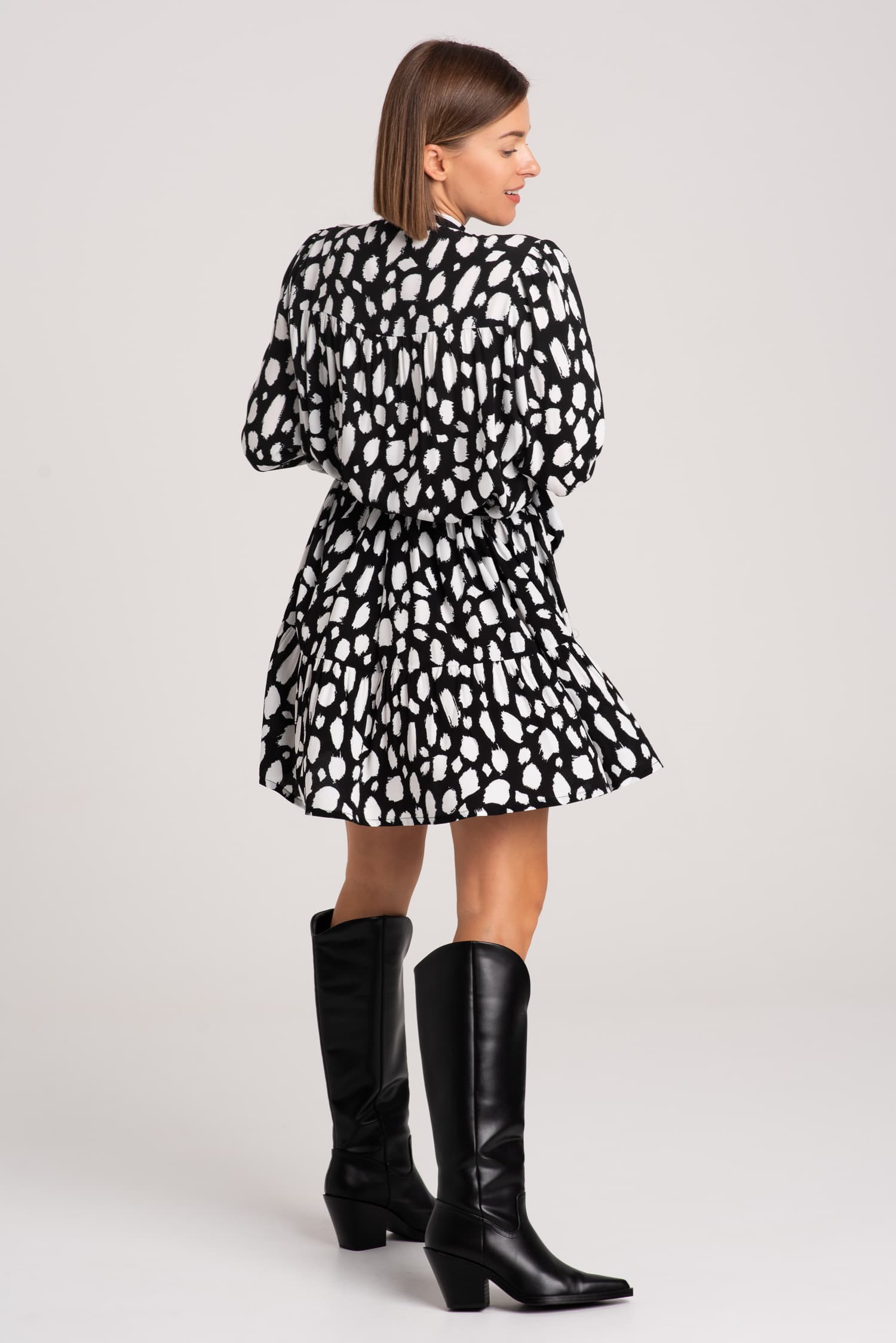 Czarno - biała sukienka z wiskozy AVA - zdjęcie 3