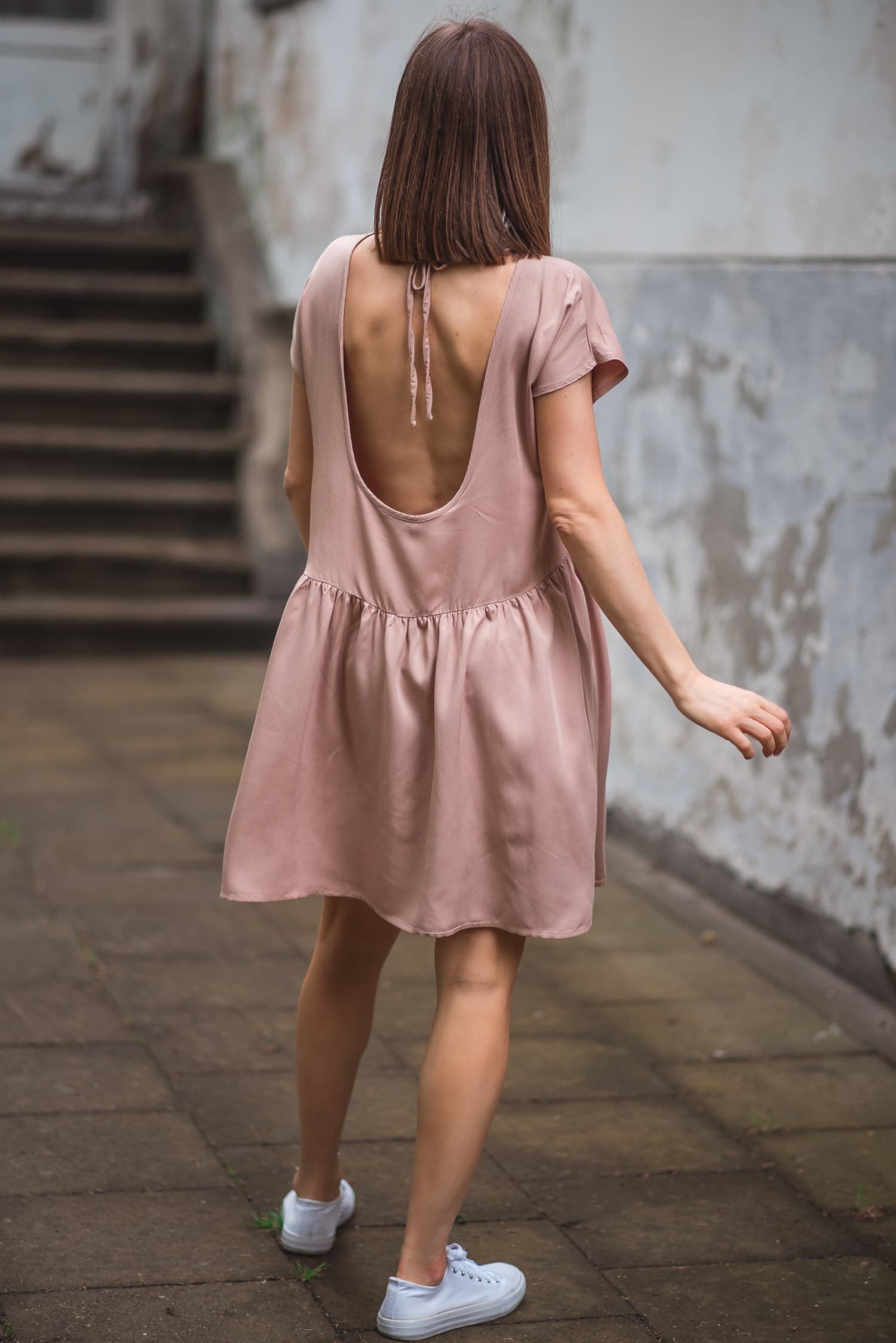 Sukienka KUSICIELKA z odkrytymi plecami –  BEŻOWA - zdjęcie 4