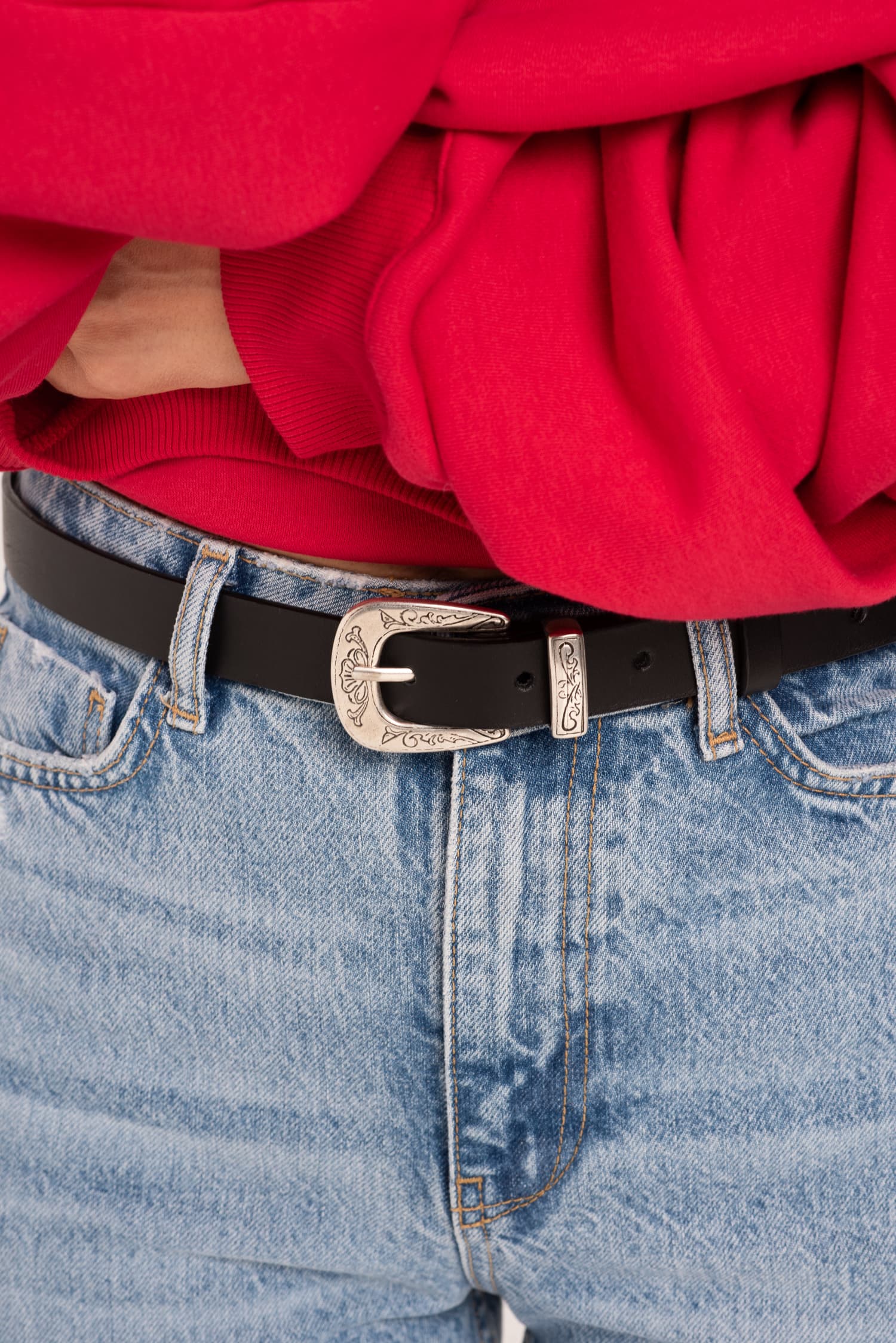 Czarny skórzany pasek z ozdobną tłoczoną klamrą Sol - widok 2