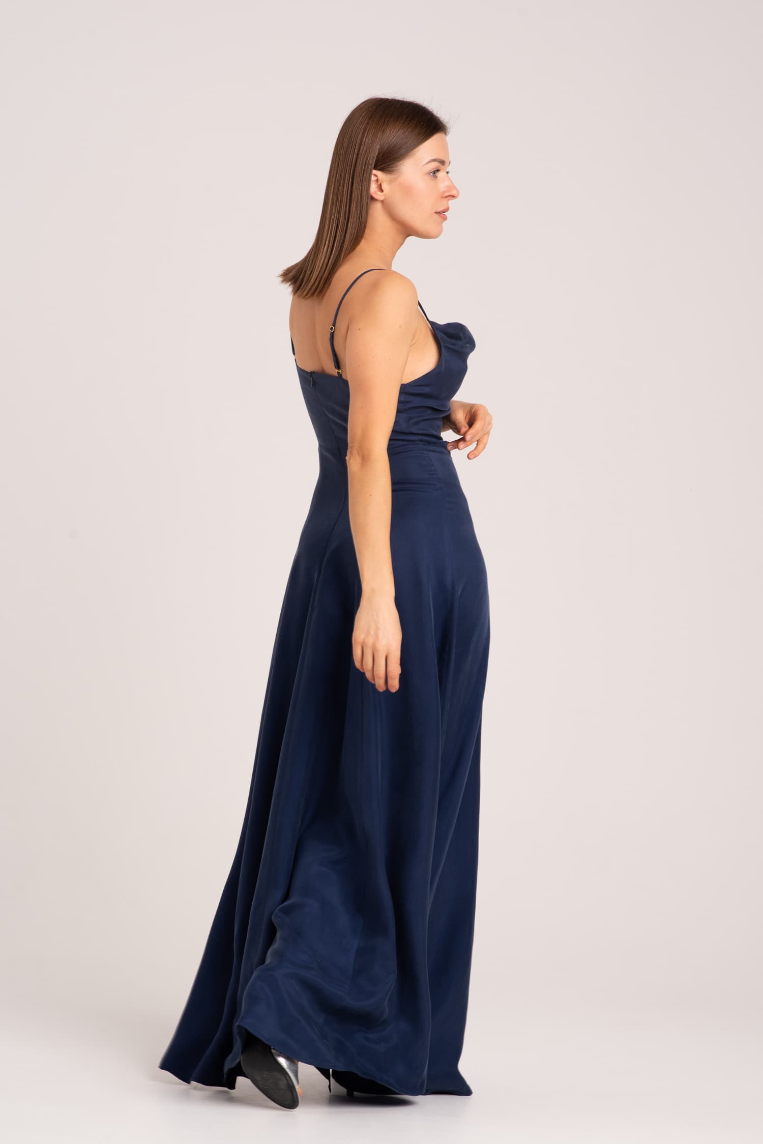 Długa granatowa sukienka z cupro na ramiączkach Natalie - zdjęcie 5