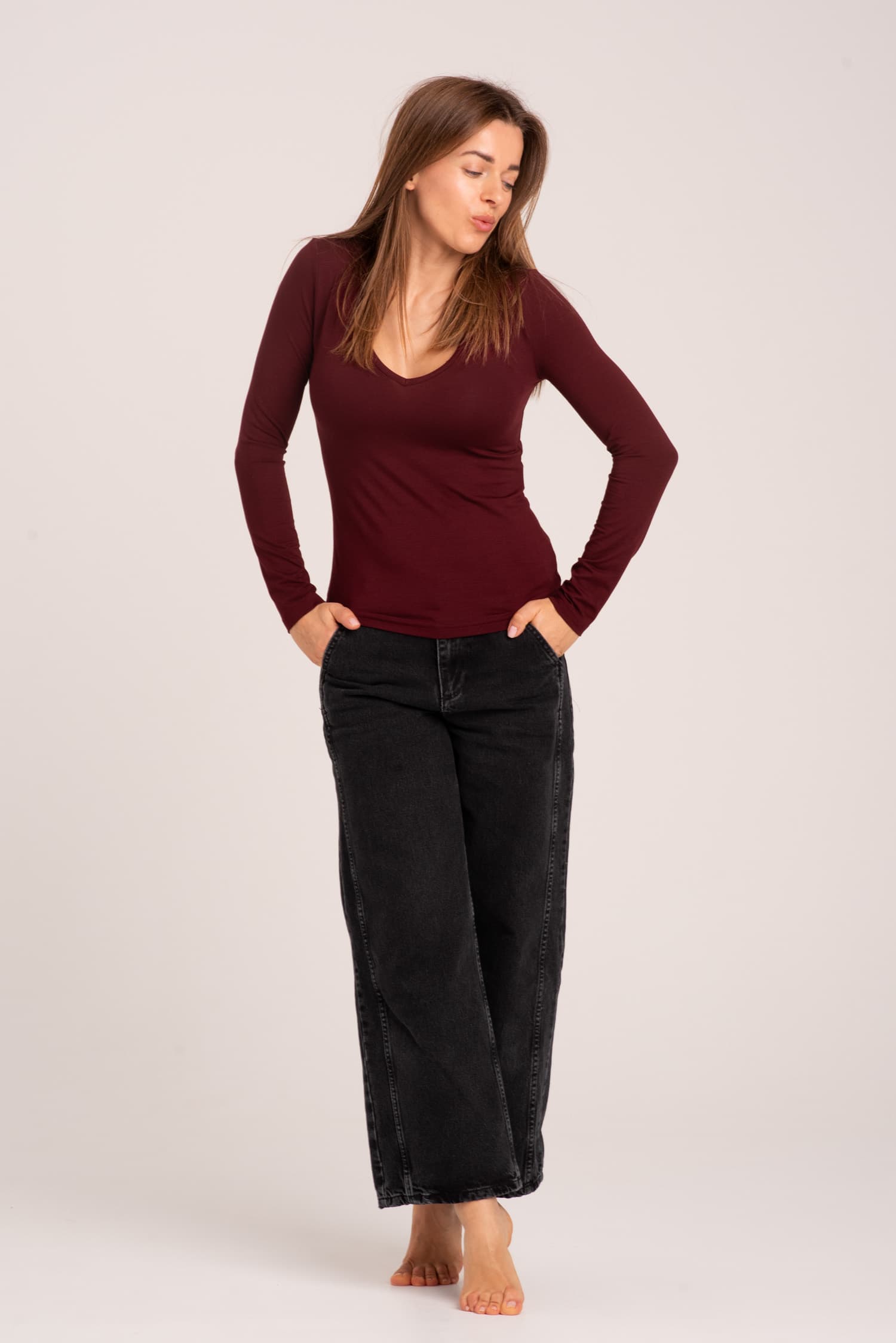 Bordowa bluzka z długim rękawem i dekoltem V Aniela