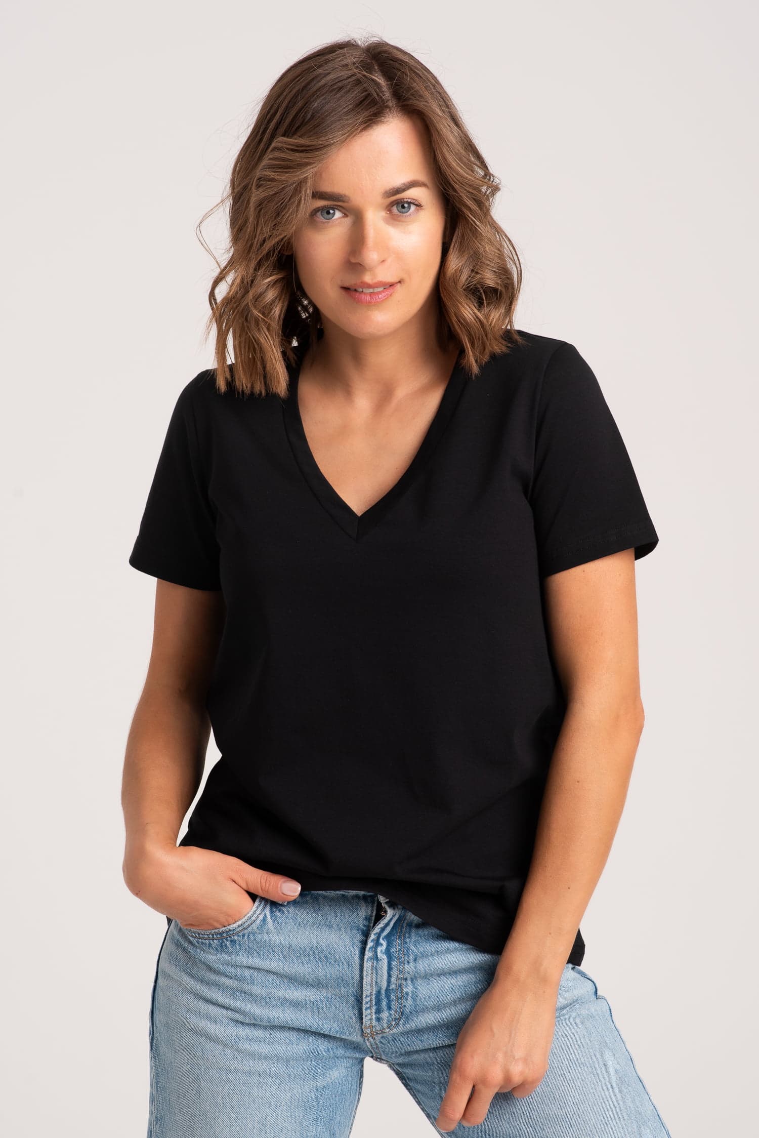 T-shirt BASIC V Czarny - zdjęcie 1