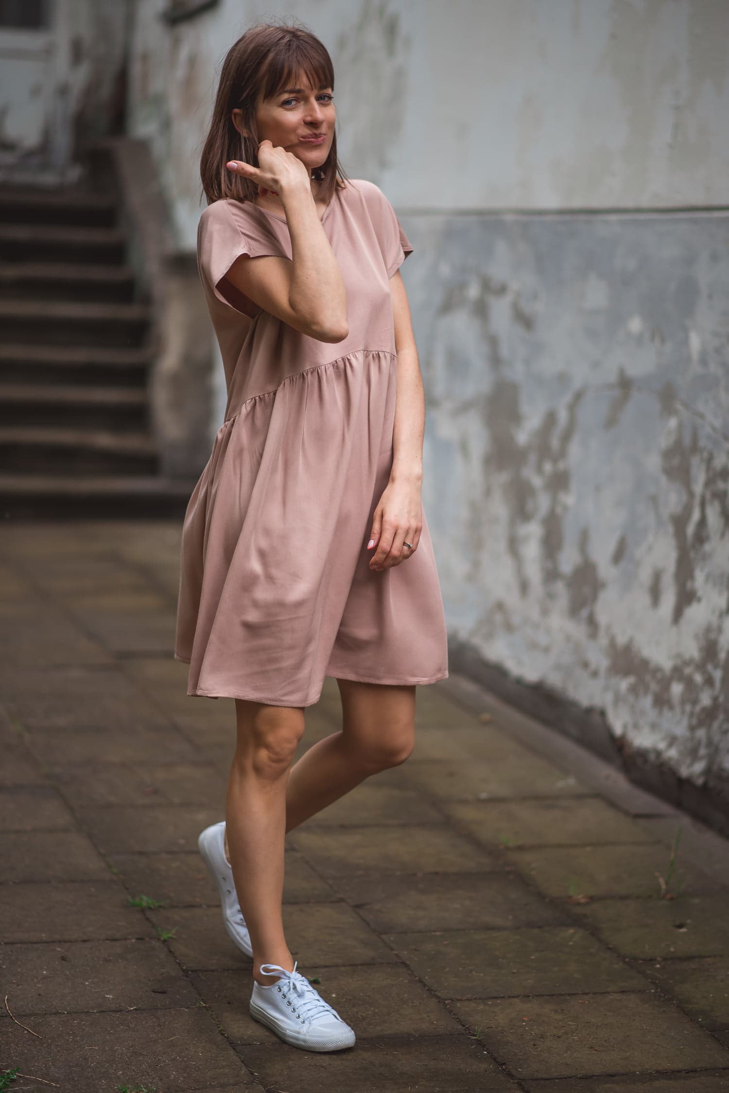 Sukienka KUSICIELKA z odkrytymi plecami –  BEŻOWA - zdjęcie 3