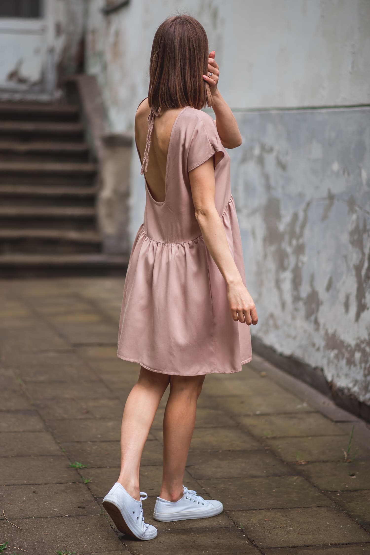 Sukienka KUSICIELKA z odkrytymi plecami –  BEŻOWA