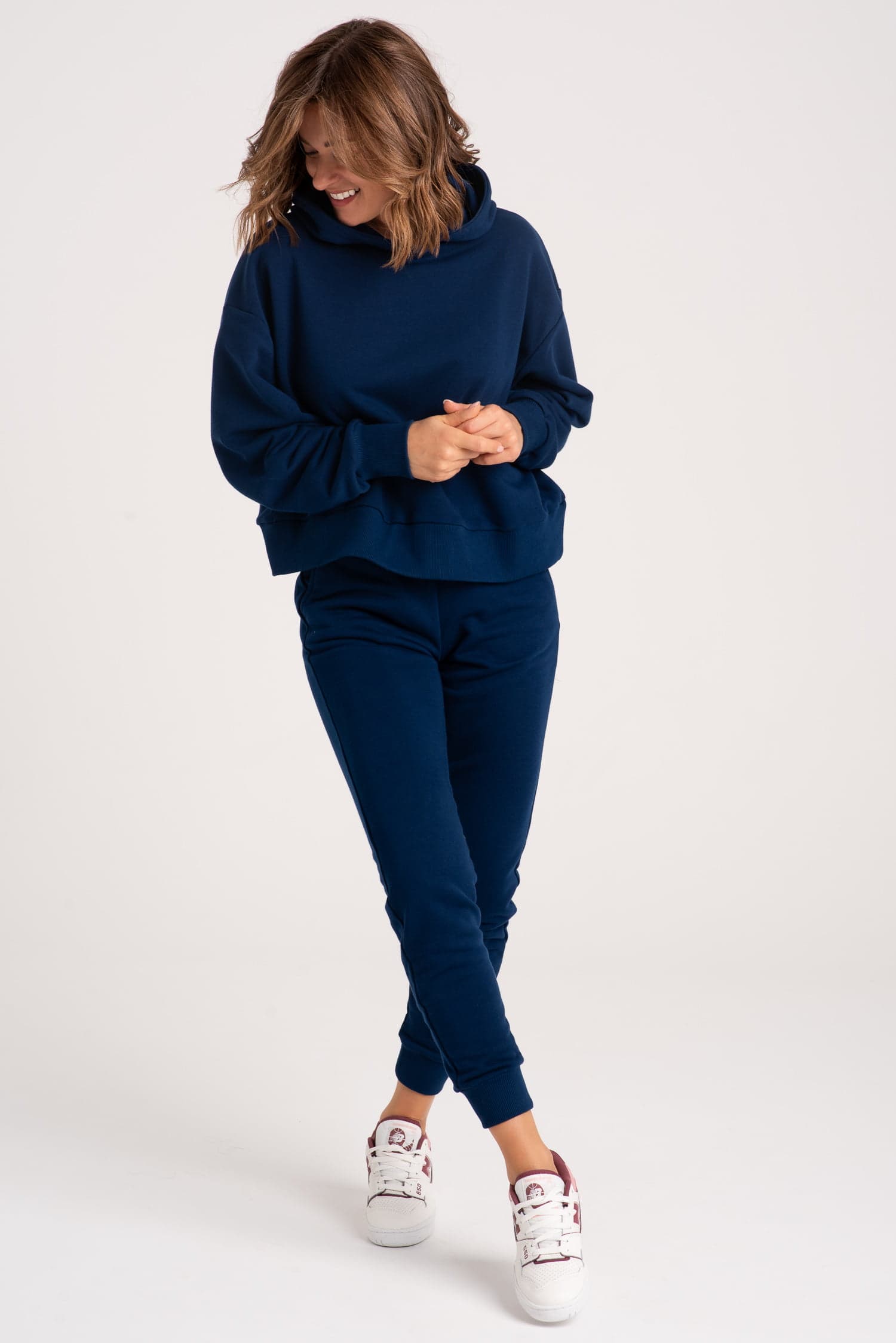 Komplet: granatowe spodnie dresowe z wysokim stanem + bluza z kapturem - zdjęcie 2