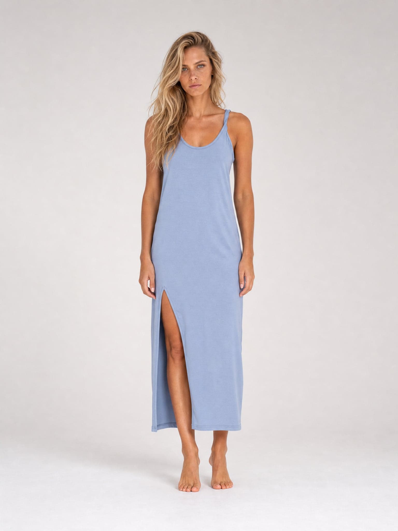 Blaues Kleid mit gedrehten Trägern SIMPLE — Foto 4