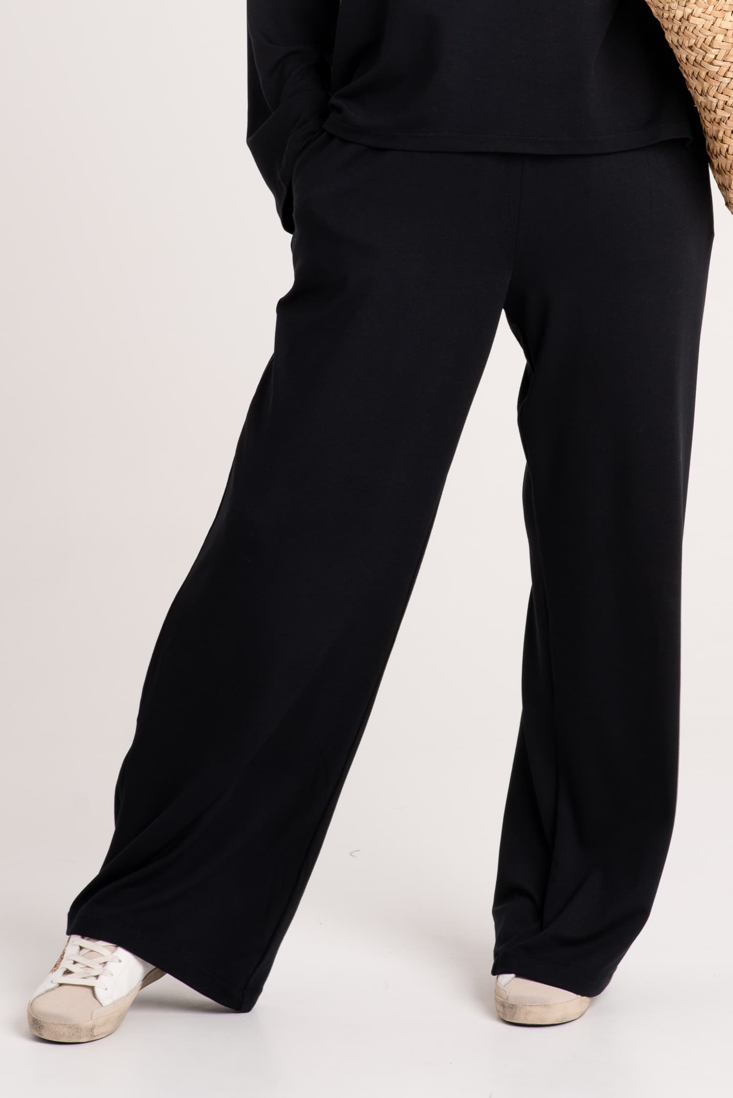 Czarne luźne spodnie z dzianiny z szerokimi nogawkami ROSE — zdjęcie 3