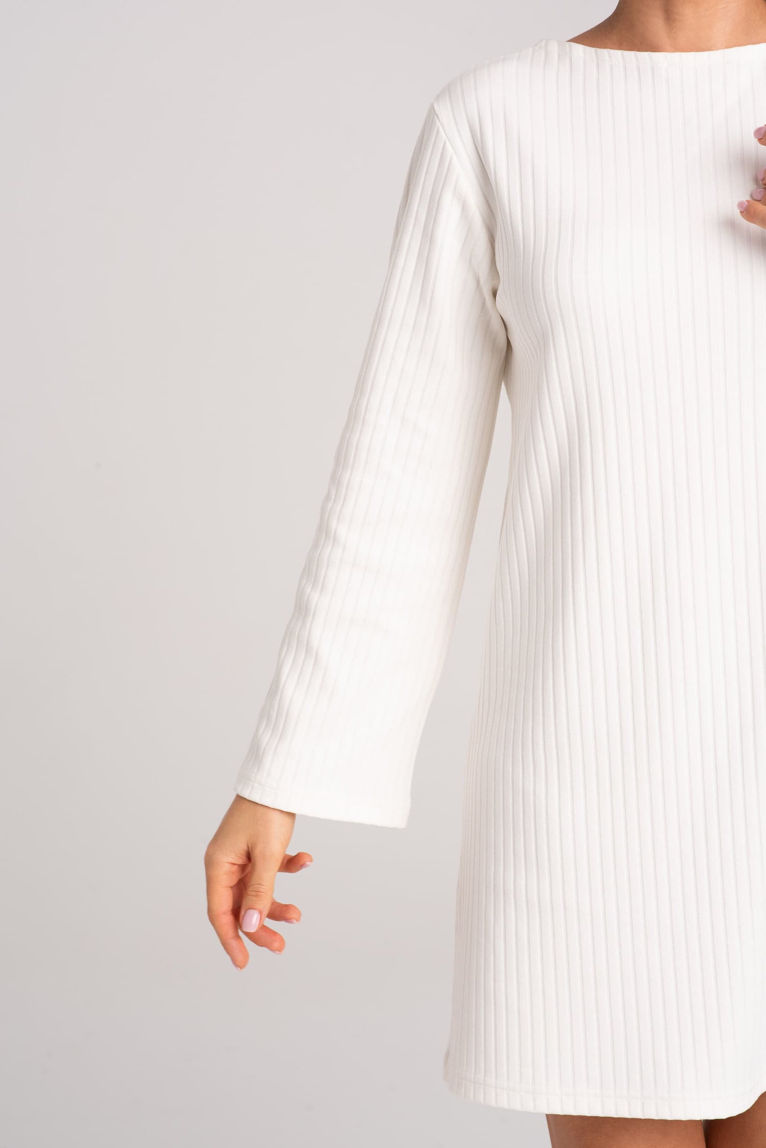 Śmietankowa sukienka z prążkowanej dzianiny Ella — zdjęcie 4