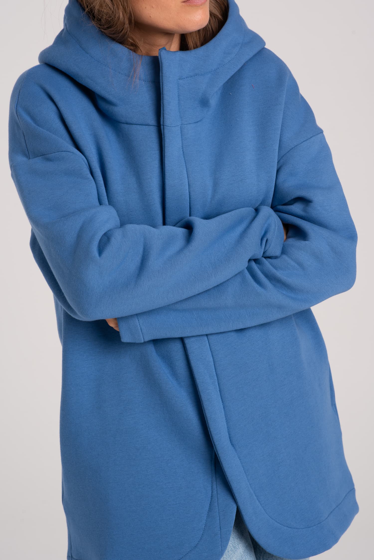 Niebieska zasuwana bluza damska NA OKRĄGŁO — zdjęcie 4