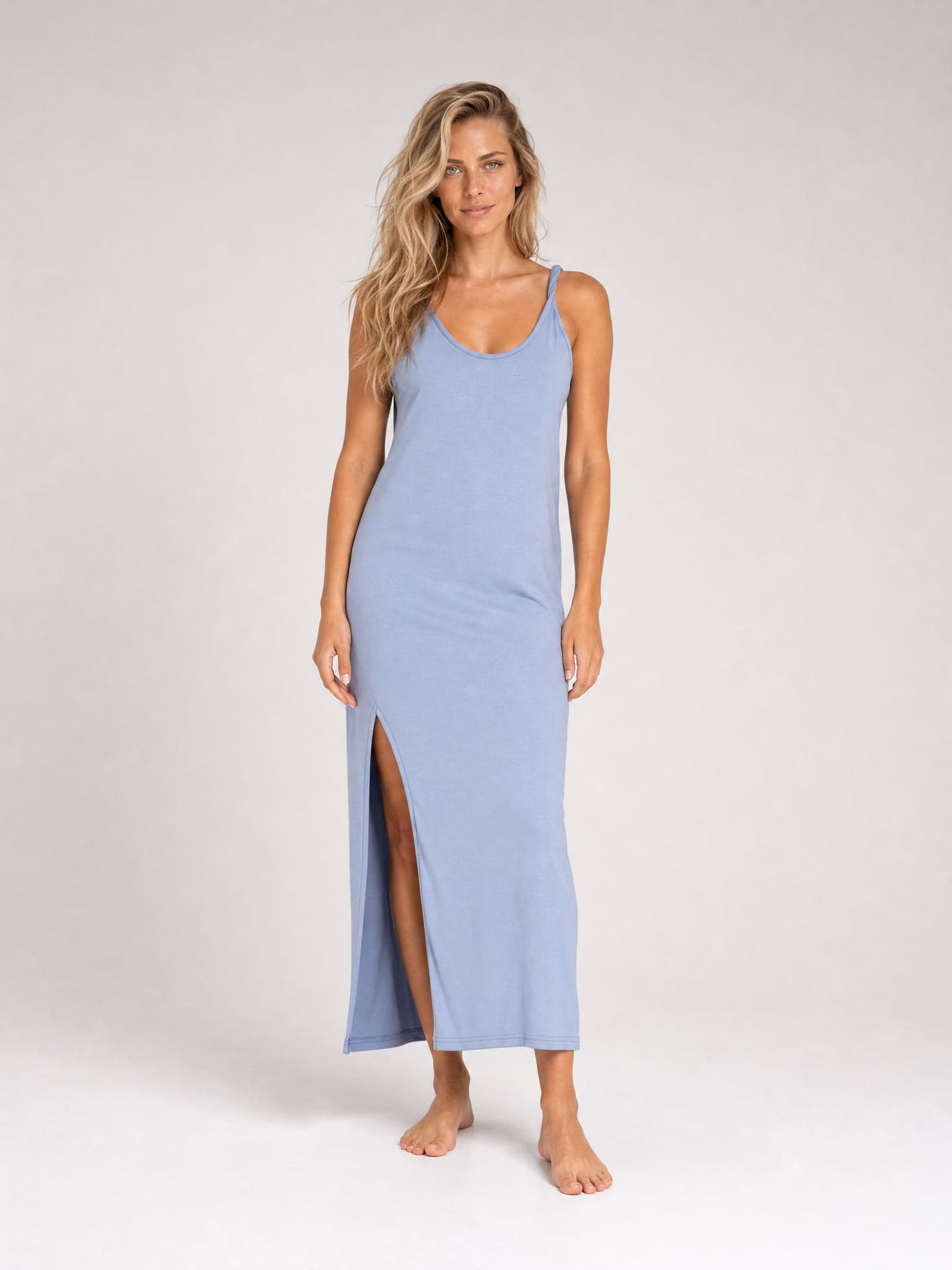 Blaues Kleid mit gedrehten Trägern SIMPLE — Foto 5
