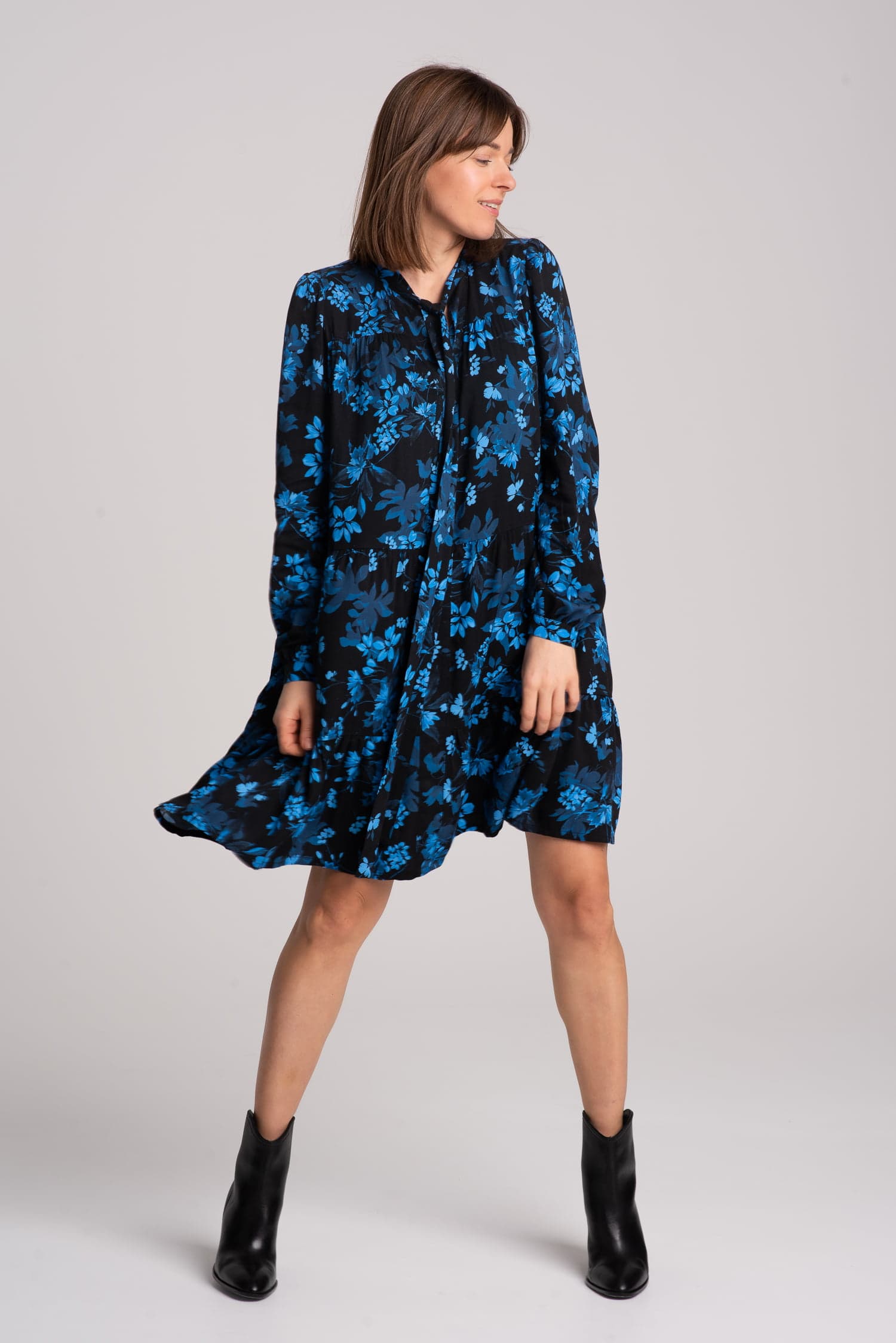 Sukienka z wiskozy AVA czarna w niebieskie kwiaty — zdjęcie 6