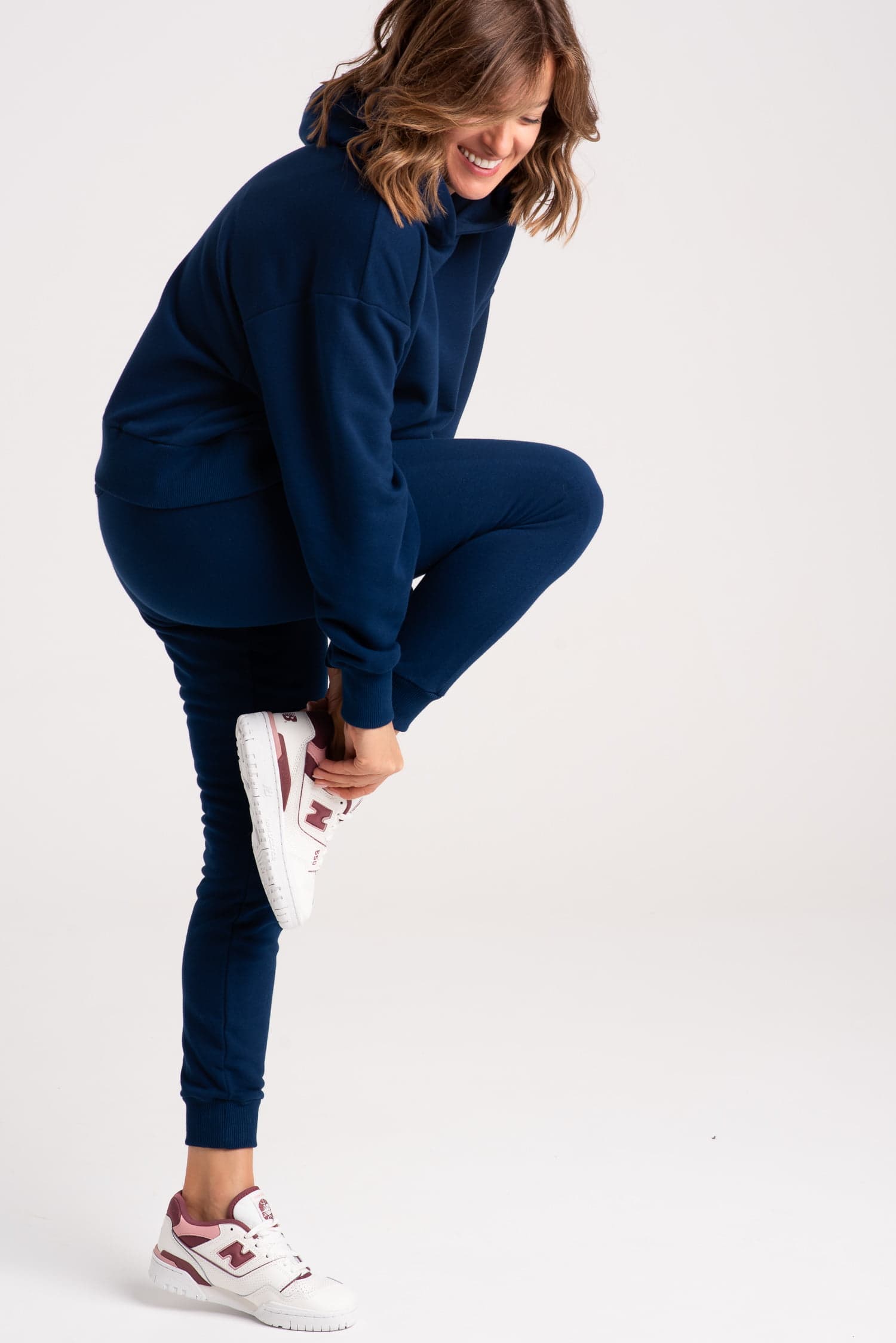 Komplet: granatowe spodnie dresowe z wysokim stanem + bluza z kapturem - zdjęcie 3