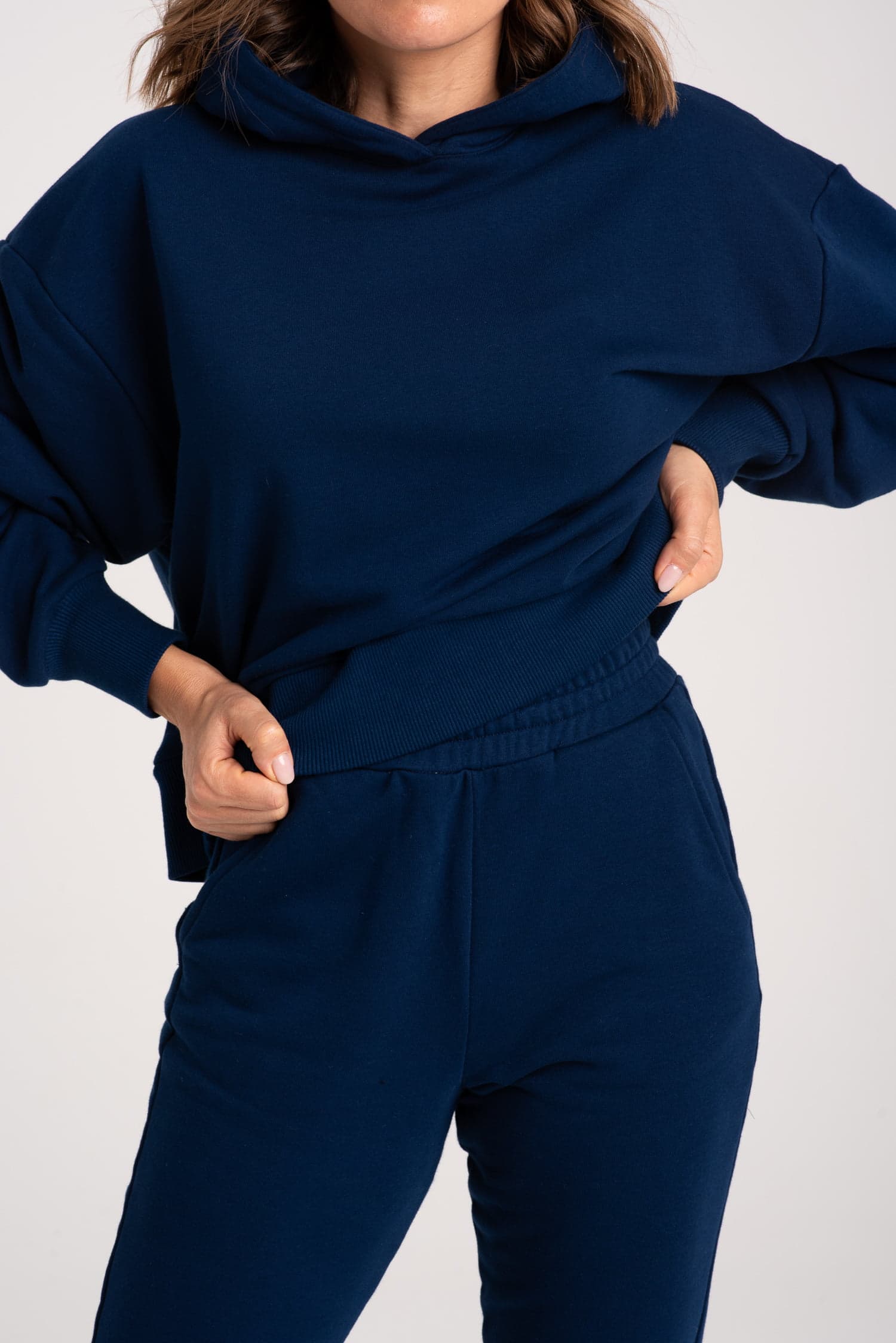 Komplet: granatowe spodnie dresowe z wysokim stanem + bluza z kapturem - zdjęcie 5