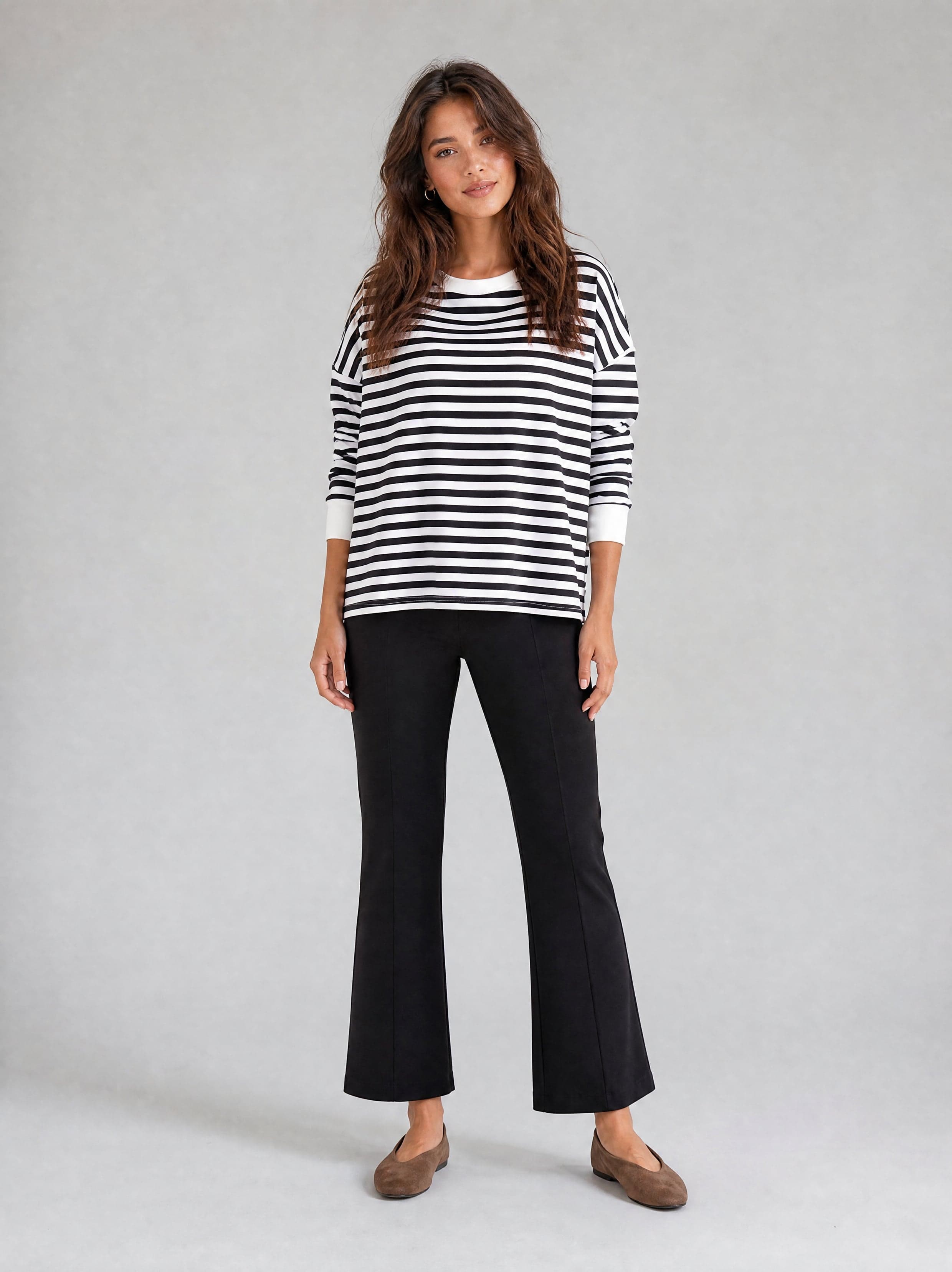 Schwarze 7/8-Hose mit ausgestelltem Bein, Schwarz — Foto 3