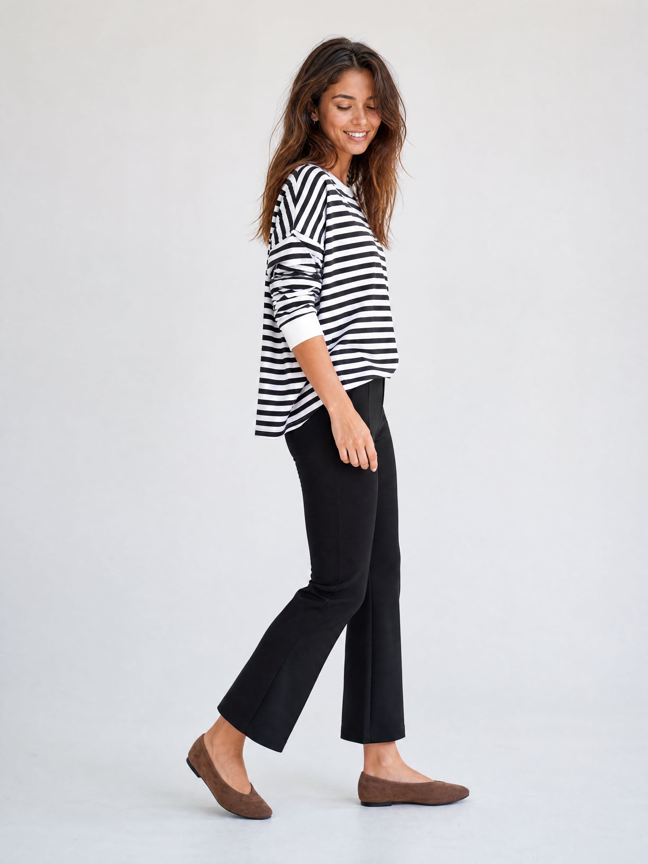 Schwarze 7/8-Hose mit ausgestelltem Bein, Schwarz — Foto 6
