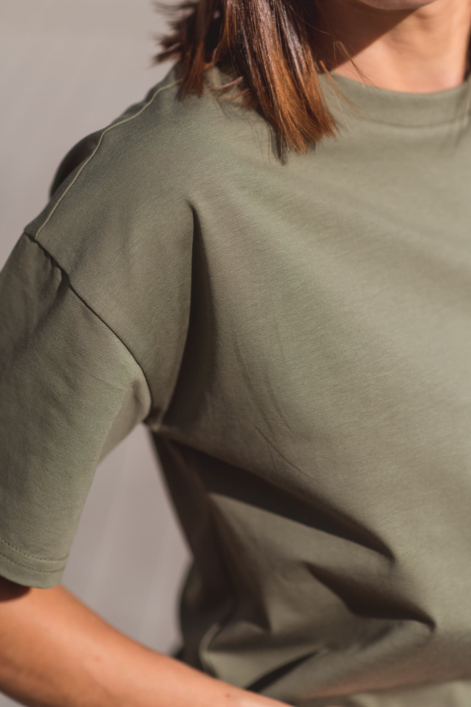 T-shirt klasyczny BASIC – khaki - zdjęcie 3