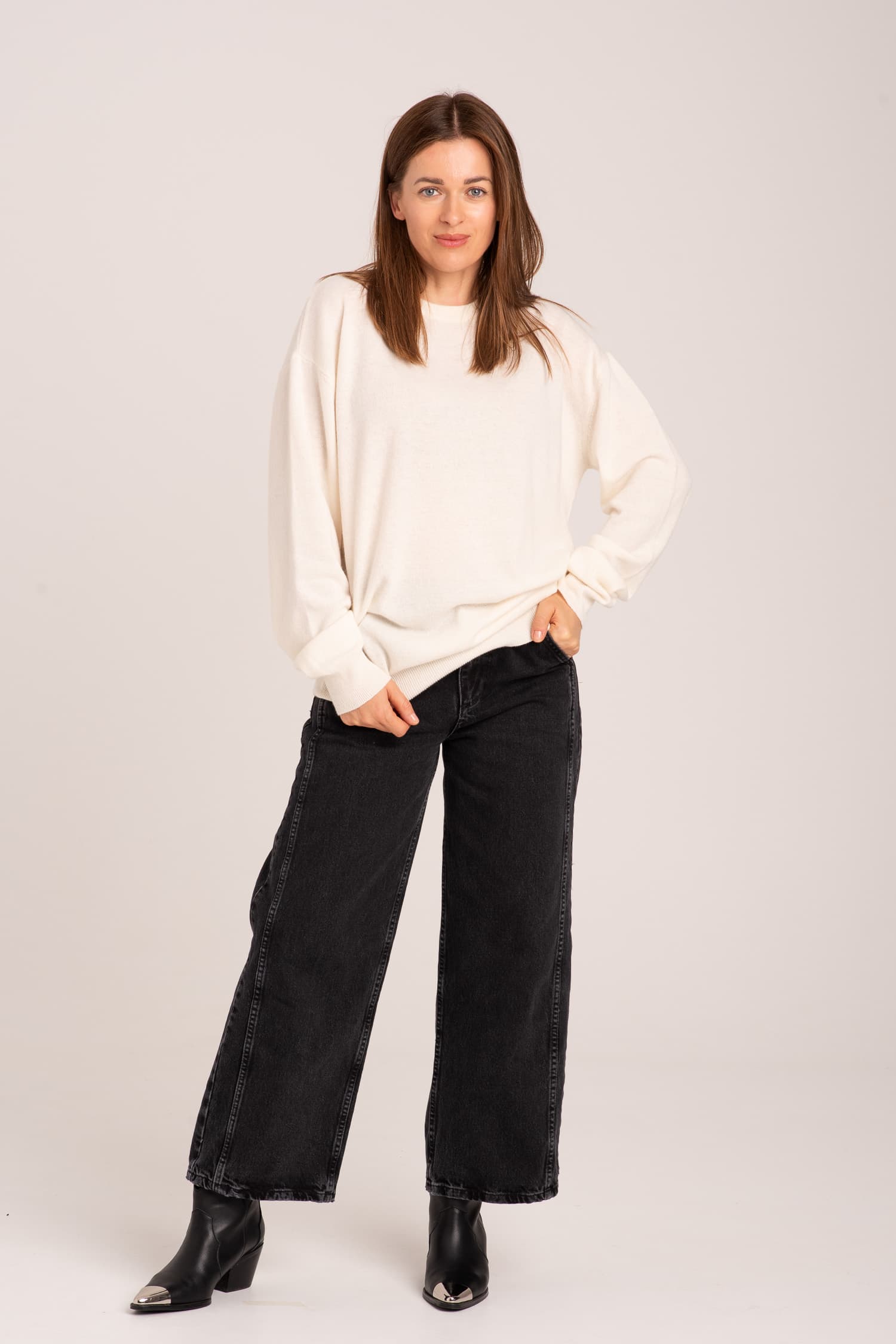 Kremowy klasyczny sweter damski Agatha - zdjęcie 7