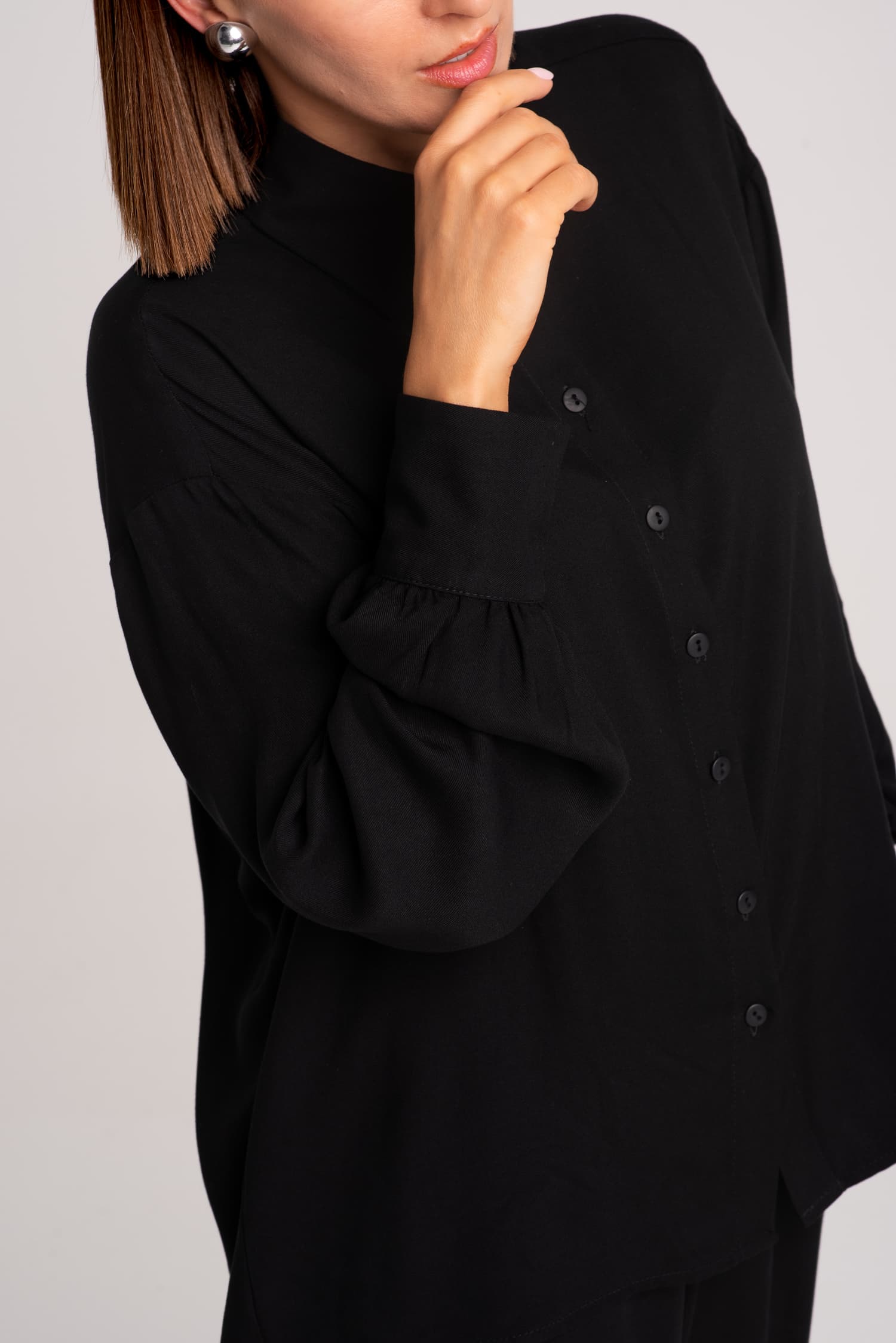 Czarna koszula z lejącej wiskozy Aurora - zdjęcie 4