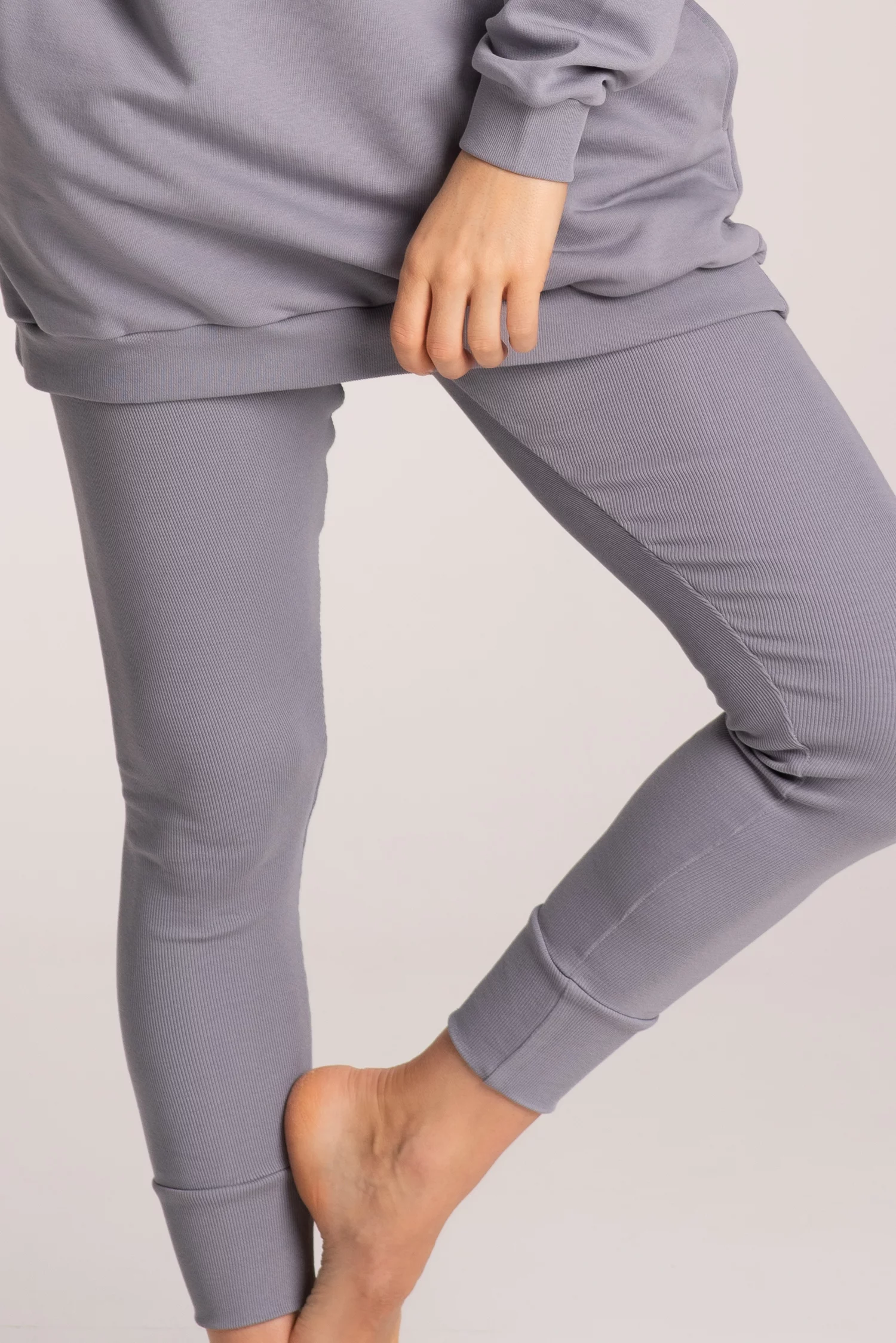 Prążkowane legginsy damskie z wysokim stanem, elastyczny materiał.
